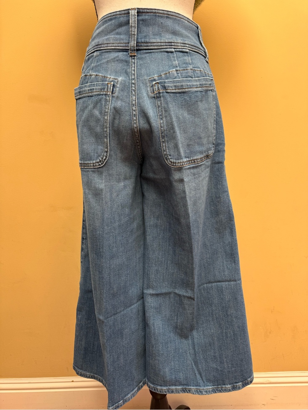 Pilcro High-Rise Wide-Leg Cropped Jeans in Medium Blue - Picture 6 of 9